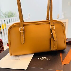 Coach Swing Zip Bag (Regular Size) – Honey Brown 🤎